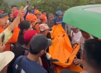 Korban Hanyut di Citeureup Ditemukan Setelah 5 Jam Pencarian Korban Hanyut di Citeureup Ditemukan Setelah 5 Jam Pencarian