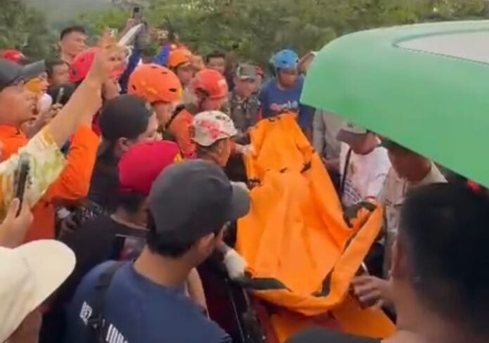 Korban Hanyut di Citeureup Ditemukan Setelah 5 Jam Pencarian Korban Hanyut di Citeureup Ditemukan Setelah 5 Jam Pencarian