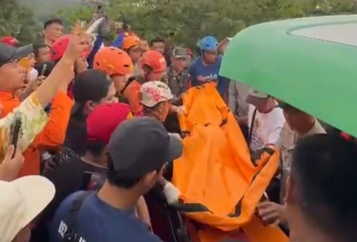 Korban Hanyut di Citeureup Ditemukan Setelah 5 Jam Pencarian Korban Hanyut di Citeureup Ditemukan Setelah 5 Jam Pencarian