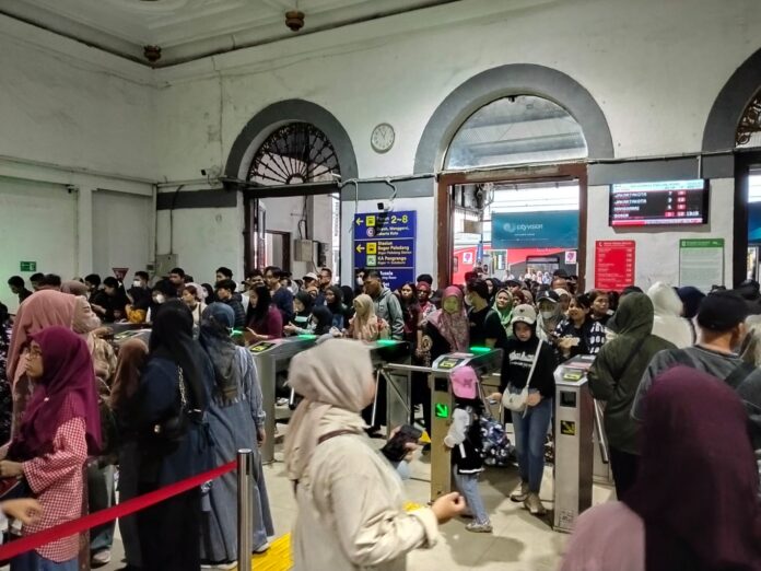 Pemerintah Kaji WFH 1 Hari, KAI Commuter Belum Ubah Operasional Pemerintah Kaji WFH 1 Hari, KAI Commuter Belum Ubah Operasional