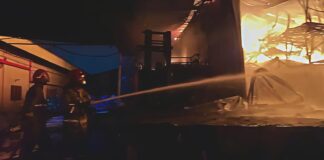 Pabrik Plastik di Wanaherang Terbakar, Petugas Masih Lakukan Pemadaman Pabrik Plastik di Wanaherang Terbakar, Petugas Masih Lakukan Pemadaman