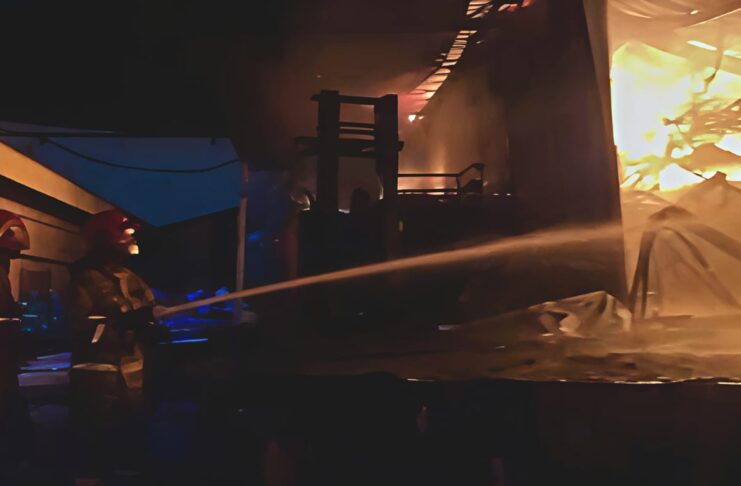 Pabrik Plastik di Wanaherang Terbakar, Petugas Masih Lakukan Pemadaman Pabrik Plastik di Wanaherang Terbakar, Petugas Masih Lakukan Pemadaman