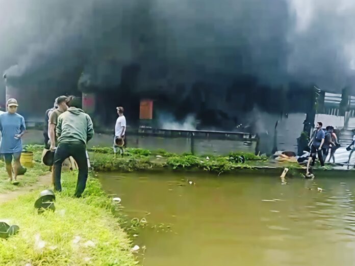 Empat Bangunan Pabrik Helm di Rumpin Ludes Terbakar, Damkar Lakukan Investigasi Empat Bangunan Pabrik Helm di Rumpin Ludes Terbakar, Damkar Lakukan Investigasi
