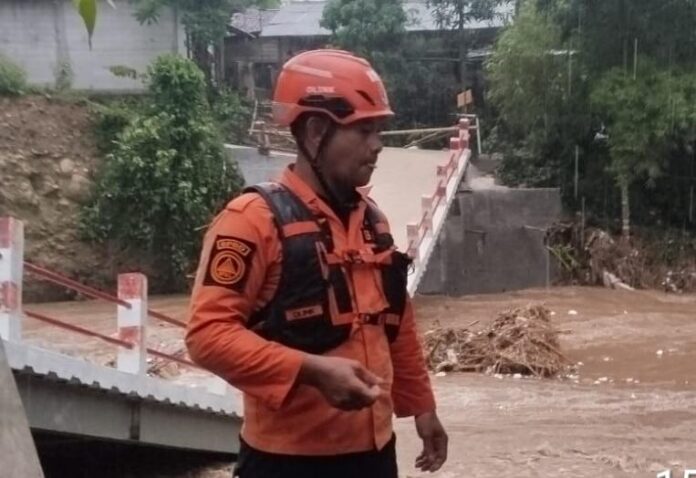 Arus Kali Citempuan Meluap, Jembatan Gobang Ambruk, 2 Rumah Hanyut