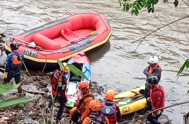 Hari Kelima Pencarian, Lansia Hanyut di Bogor Ditemukan di Tepi Sungai Ciliwung Hari Kelima Pencarian, Lansia Hanyut di Bogor Ditemukan di Tepi Sungai Ciliwung