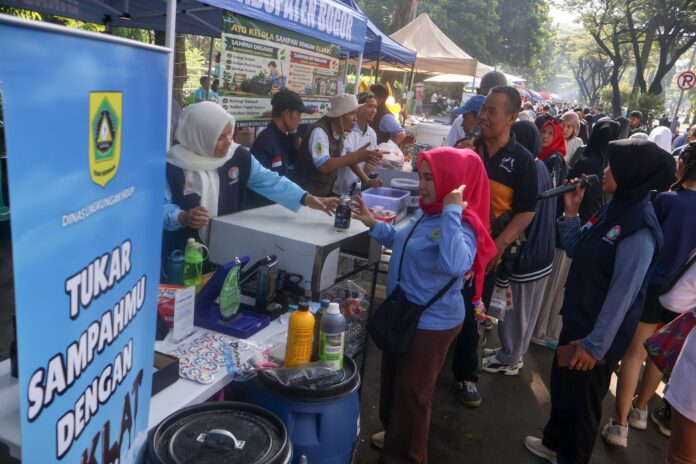 Petugas Dinas Lingkungan Hidup melakukan edukasi pengelolaan sampah kepada warga saat pemberlakuan Hari Bebas Kendaraan Bermotor di Cibinong, Kabupaten Bogor, Jawa Barat (5/4/2026). Strategi Baru Penanganan Sampah Nasional, Pemerintah Optimalkan TPS 3R Berbasis Data