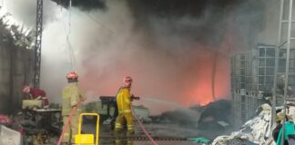 Kebakaran Pabrik Kasur di Gunungsindur, Damkar Berjibaku Hampir 5 Jam Kebakaran Pabrik Kasur di Gunungsindur, Damkar Berjibaku Hampir 5 Jam