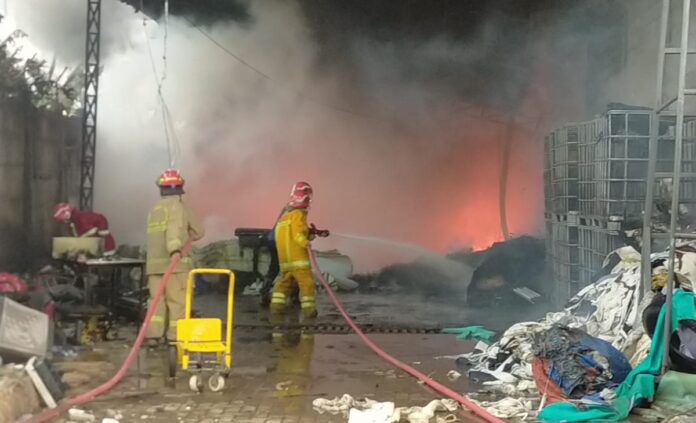 Kebakaran Pabrik Kasur di Gunungsindur, Damkar Berjibaku Hampir 5 Jam