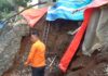 Rumah Tiba-Tiba Menggantung! Longsor di Bogor Paksa Satu Keluarga Mengungsi Rumah Tiba-Tiba Menggantung! Longsor di Bogor Paksa Satu Keluarga Mengungsi