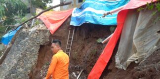 Rumah Tiba-Tiba Menggantung! Longsor di Bogor Paksa Satu Keluarga Mengungsi Rumah Tiba-Tiba Menggantung! Longsor di Bogor Paksa Satu Keluarga Mengungsi