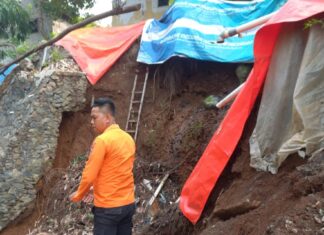 Rumah Tiba-Tiba Menggantung! Longsor di Bogor Paksa Satu Keluarga Mengungsi Rumah Tiba-Tiba Menggantung! Longsor di Bogor Paksa Satu Keluarga Mengungsi