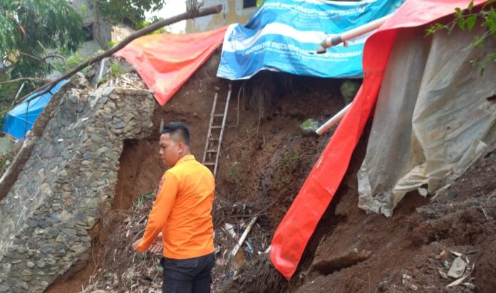 Rumah Tiba-Tiba Menggantung! Longsor di Bogor Paksa Satu Keluarga Mengungsi