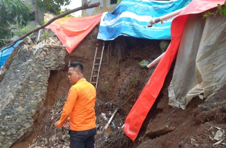 Rumah Tiba-Tiba Menggantung! Longsor di Bogor Paksa Satu Keluarga Mengungsi Rumah Tiba-Tiba Menggantung! Longsor di Bogor Paksa Satu Keluarga Mengungsi