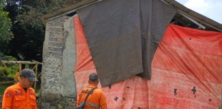 Tiba-Tiba Ambruk! Kamar dan Ruang Tengah Rumah Warga Bogor Hancur Tiba-Tiba Ambruk! Kamar dan Ruang Tengah Rumah Warga Bogor Hancur