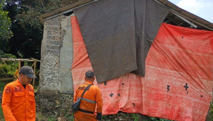 Tiba-Tiba Ambruk! Kamar dan Ruang Tengah Rumah Warga Bogor Hancur