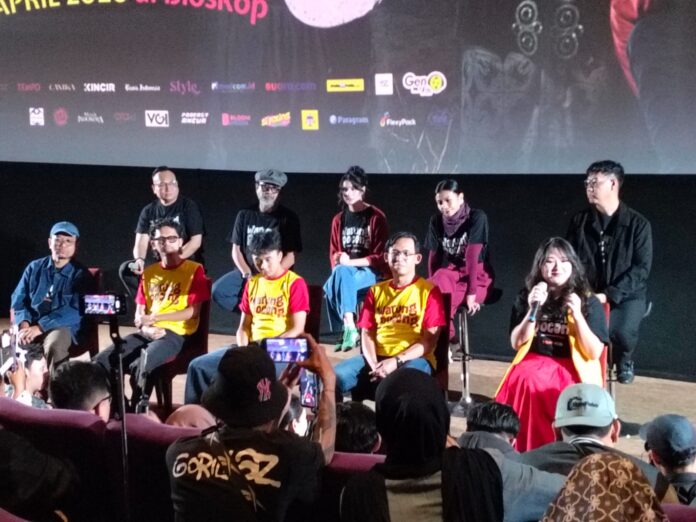 Fajar Nugra dan Sadana Agung Terjebak Teror di Film Warung Pocong