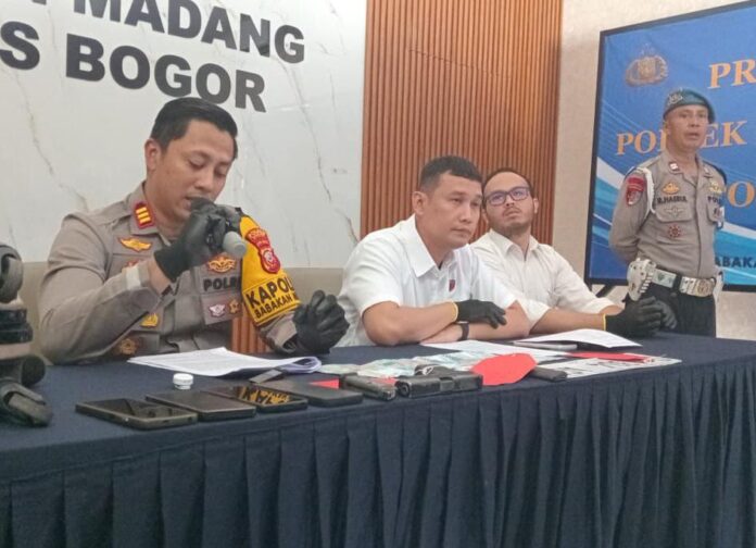 4 dari 12 Pelaku Komplotan Curas dengan Modus Keuntungan Besar Investasi Ditangkap Polsek Babakan Madang 4 dari 12 Pelaku Komplotan Curas dengan Modus Keuntungan Besar Investasi Ditangkap Polsek Babakan Madang