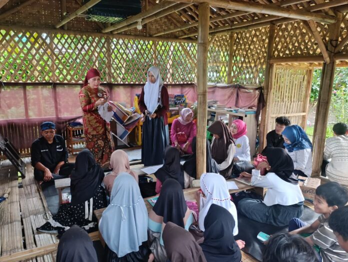 Sawala Dasa Wacana #11: Menguatkan Perempuan Sunda di Tengah Tantangan Zaman Sawala Dasa Wacana #11: Menguatkan Perempuan Sunda di Tengah Tantangan Zaman