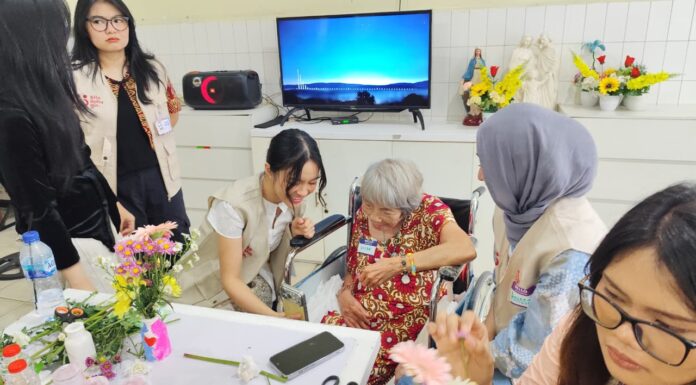 Sentuhan Hangat Eca Aura di Hari Kartini, Dari Oma-Oma Hingga UMKM Bikin Haru Sentuhan Hangat Eca Aura di Hari Kartini, Dari Oma-Oma Hingga UMKM Bikin Haru