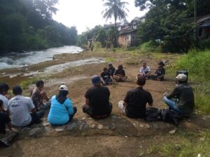 Aksi Nyata Hari Bumi, Warga dan Seniman Bogor Turun Bersihkan Sungai