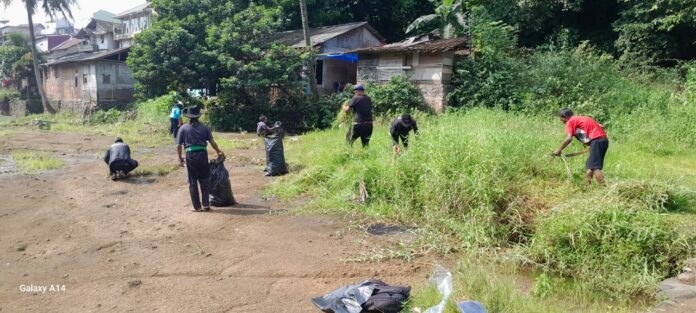 Aksi Nyata Hari Bumi, Warga dan Seniman Bogor Turun Bersihkan Sungai