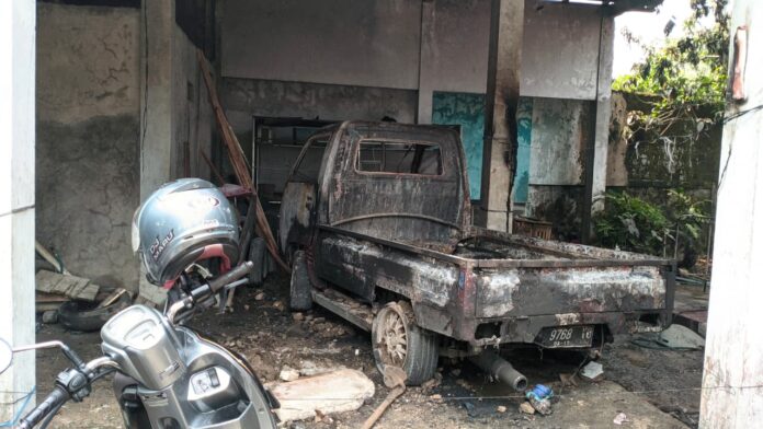 Mobil Pick Up Terbakar di Tenjolaya Bogor, Diduga Korsleting Saat Isi BBM
