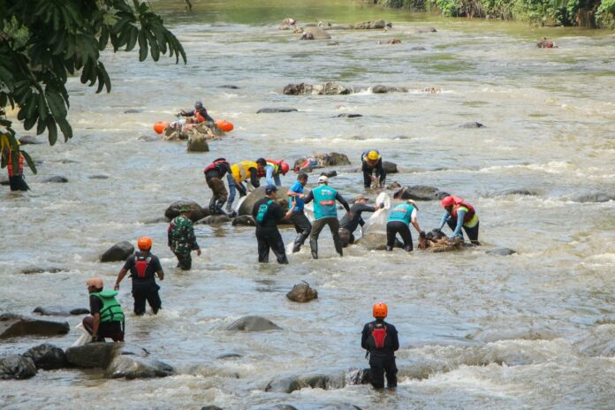 Dari Musik ke Aksi Lingkungan, Sunset di Kebun Bersihkan Ciliwung di Kebun Raya Bogor