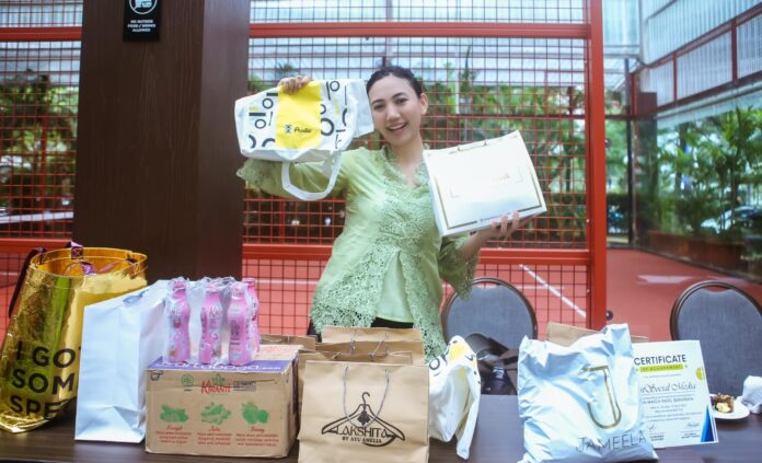 “Dari Anggun ke Sporty! Aksi Padel Berkebaya Ini Jadi Sorotan”