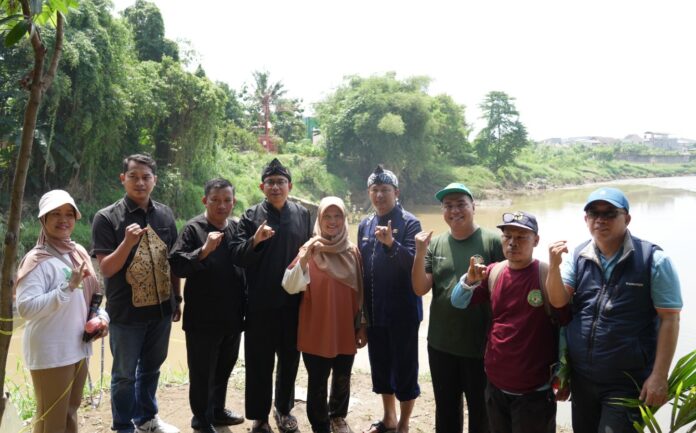 Aksi Bersama Warga dan DLH Bogor Jaga Ekosistem Sungai Cileungsi Aksi Bersama Warga dan DLH Bogor Jaga Ekosistem Sungai Cileungsi