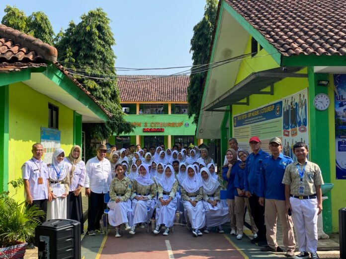 Siswa SMPN 3 Citeureup Antusias Belajar Siaran Radio Bersama OBI Van