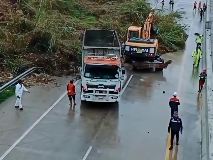 Longsor Tutup Sebagian Ruas Tol Parungkuda KM 72, Arus Lalu Lintas Dialihkan