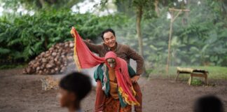Marthino Lio Muncul Sebagai Badut Gendong di Exclusive Screening, Universe Qodrat Makin Mencekam Marthino Lio Muncul Sebagai Badut Gendong di Exclusive Screening, Universe Qodrat Makin Mencekam