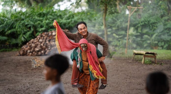 Marthino Lio Muncul Sebagai Badut Gendong di Exclusive Screening, Universe Qodrat Makin Mencekam Marthino Lio Muncul Sebagai Badut Gendong di Exclusive Screening, Universe Qodrat Makin Mencekam