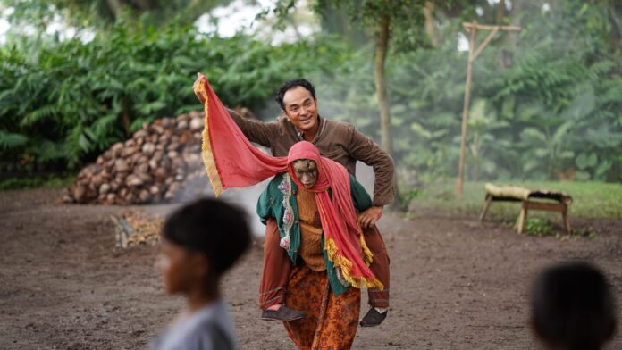 Marthino Lio Muncul Sebagai Badut Gendong di Exclusive Screening, Universe Qodrat Makin Mencekam