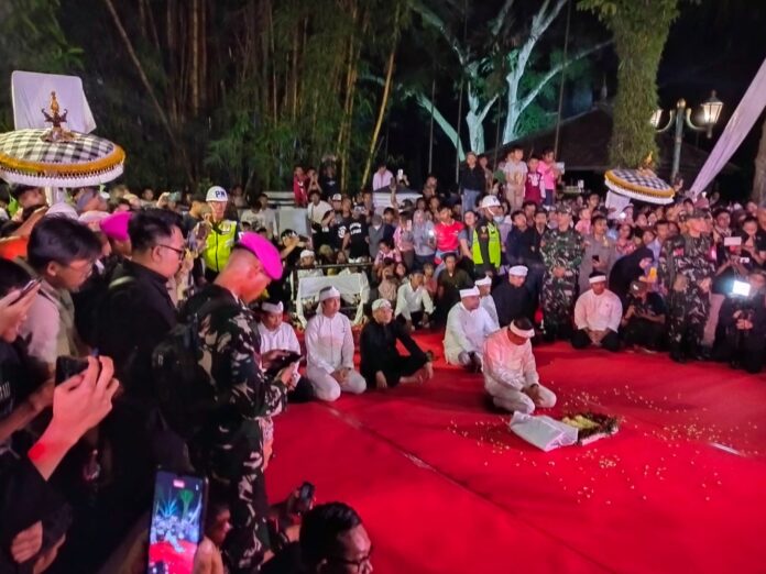 “Bapak Aing!” Ribuan Warga Bogor Meriahkan Kirab Mahkota Binokasih di Batutulis