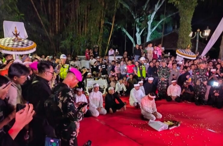“Bapak Aing!” Ribuan Warga Bogor Meriahkan Kirab Mahkota Binokasih di Batutulis “Bapak Aing!” Ribuan Warga Bogor Meriahkan Kirab Mahkota Binokasih di Batutulis