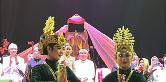Tradisi dan Antusias Warga Warnai Kirab Mahkota Binokasih Bersama KDM di Bogor Tradisi dan Antusias Warga Warnai Kirab Mahkota Binokasih Bersama KDM di Bogor