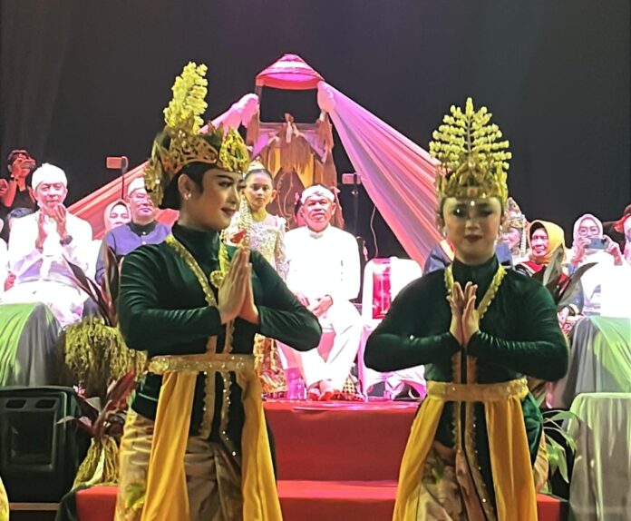Tradisi dan Antusias Warga Warnai Kirab Mahkota Binokasih Bersama KDM di Bogor Tradisi dan Antusias Warga Warnai Kirab Mahkota Binokasih Bersama KDM di Bogor