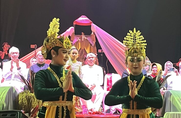 Tradisi dan Antusias Warga Warnai Kirab Mahkota Binokasih Bersama KDM di Bogor Tradisi dan Antusias Warga Warnai Kirab Mahkota Binokasih Bersama KDM di Bogor