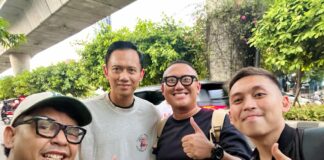 Humanis dan Humble, AHY Berhenti Sejenak Demi Foto Bersama Warga di Jalur Pedestrian Humanis dan Humble, AHY Berhenti Sejenak Demi Foto Bersama Warga di Jalur Pedestrian