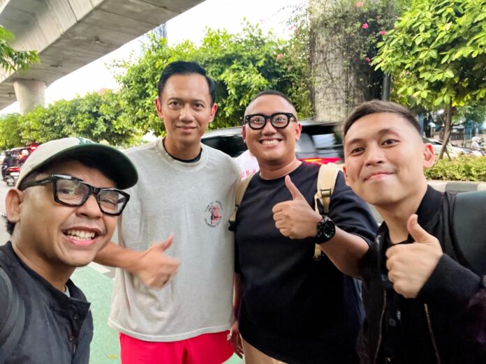 Humanis dan Humble, AHY Berhenti Sejenak Demi Foto Bersama Warga di Jalur Pedestrian