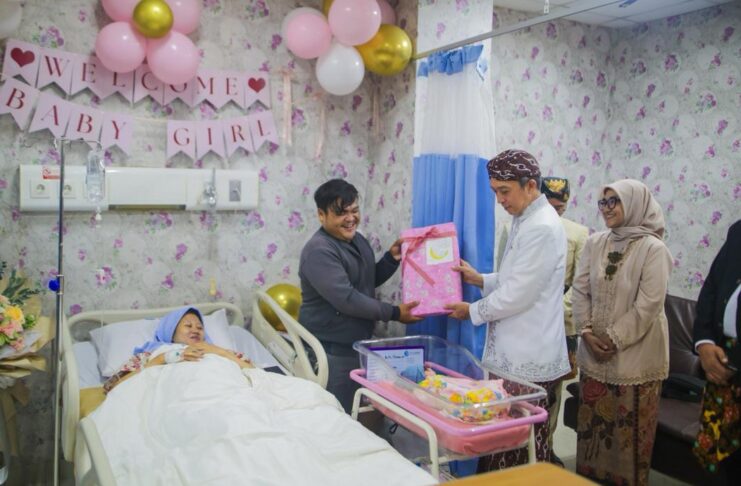 Momen Spesial HJB ke-544, Bayi Bernama Indira Priya Nur Rachim Dapat Apresiasi dari Wali Kota Bogor Momen Spesial HJB ke-544, Bayi Bernama Indira Priya Nur Rachim Dapat Apresiasi dari Wali Kota Bogor