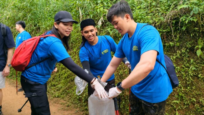 Peduli Lingkungan, FIFGROUP Kumpulkan 240 Kg Sampah di Curug Ciburial Bogor