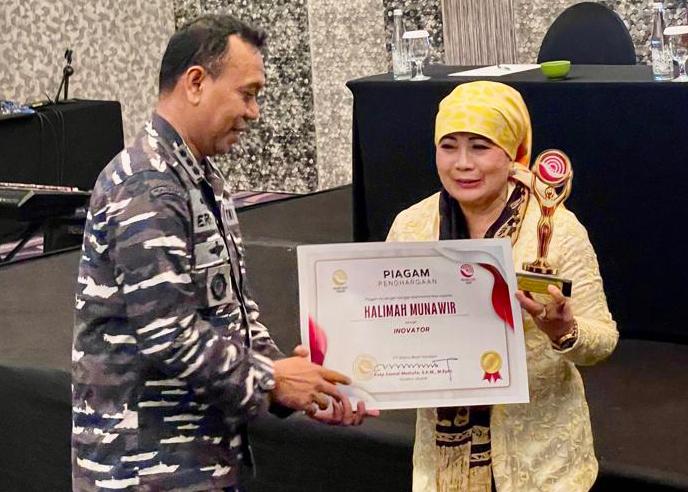 Kiprah di Bidang Literasi dan Edukasi, Halimah Munawir Dianugerahi Penghargaan Inovator Kiprah di Bidang Literasi dan Edukasi, Halimah Munawir Dianugerahi Penghargaan Inovator