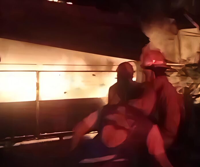 Rumah di Citeureup Bogor Terbakar Saat Ditinggal Pemilik, Diduga Akibat Korsleting Listrik Rumah di Citeureup Bogor Terbakar Saat Ditinggal Pemilik, Diduga Akibat Korsleting Listrik