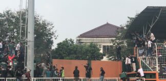 Ketegangan Suporter Pecah di Stadion Persikabo, Pertandingan Sempat Tertunda Ketegangan Suporter Pecah di Stadion Persikabo, Pertandingan Sempat Tertunda