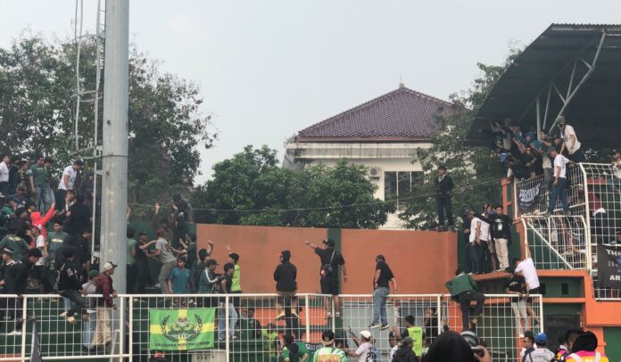 Ketegangan Suporter Pecah di Stadion Persikabo, Pertandingan Sempat Tertunda