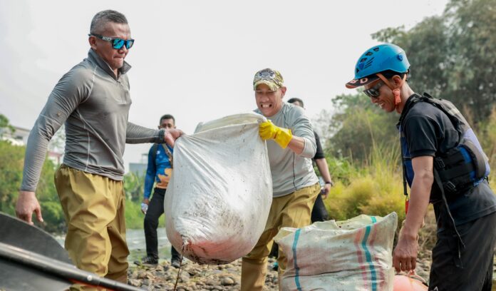Gowes Gowes Santai Berakhir dengan Aksi Bersih Sungai, Pemkot Bogor Kumpulkan 10,2 Ton Sampah Gowes Gowes Santai Berakhir dengan Aksi Bersih Sungai, Pemkot Bogor Kumpulkan 10,2 Ton Sampah