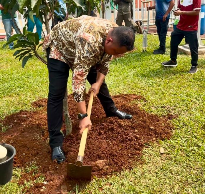 Pemkab Bogor Mulai Gerakan "Bogor Tiada Hari Tanpa Menanam", Rudy Susmanto Tanam 2.000 Pohon Pemkab Bogor Mulai Gerakan "Bogor Tiada Hari Tanpa Menanam", Rudy Susmanto Tanam 2.000 Pohon