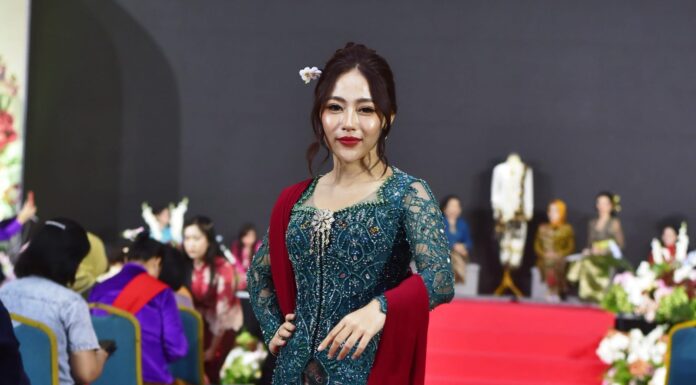Oshin Mega Bintang Gaungkan Identitas Budaya Lewat Parade 1.000 Profesi Berkebaya Oshin Mega Bintang Gaungkan Identitas Budaya Lewat Parade 1.000 Profesi Berkebaya
